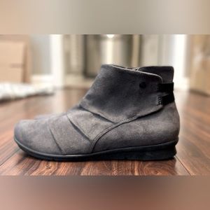 BUSSOLA Coimbra cyra suede boot in microtec charcoal -40